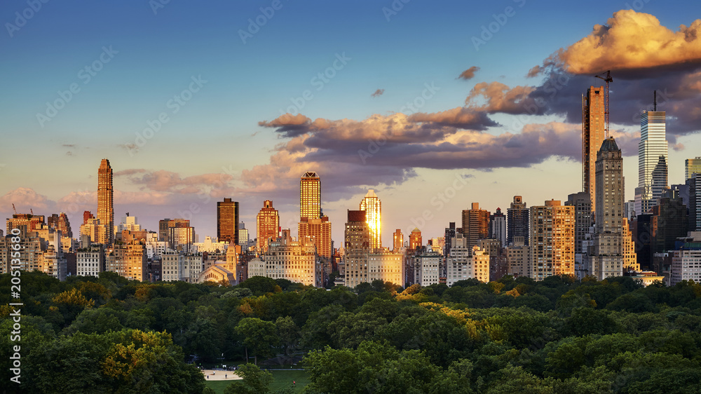 Fototapeta premium Miasto Nowy Jork Upper East Side linia horyzontu nad central park przy zmierzchem, usa.