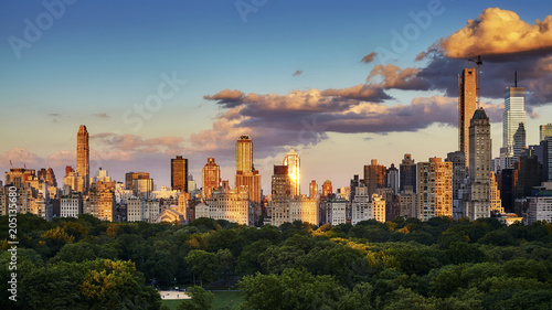 Canvastavla New York City Upper East Side skyline over the Central Park at sunset, USA