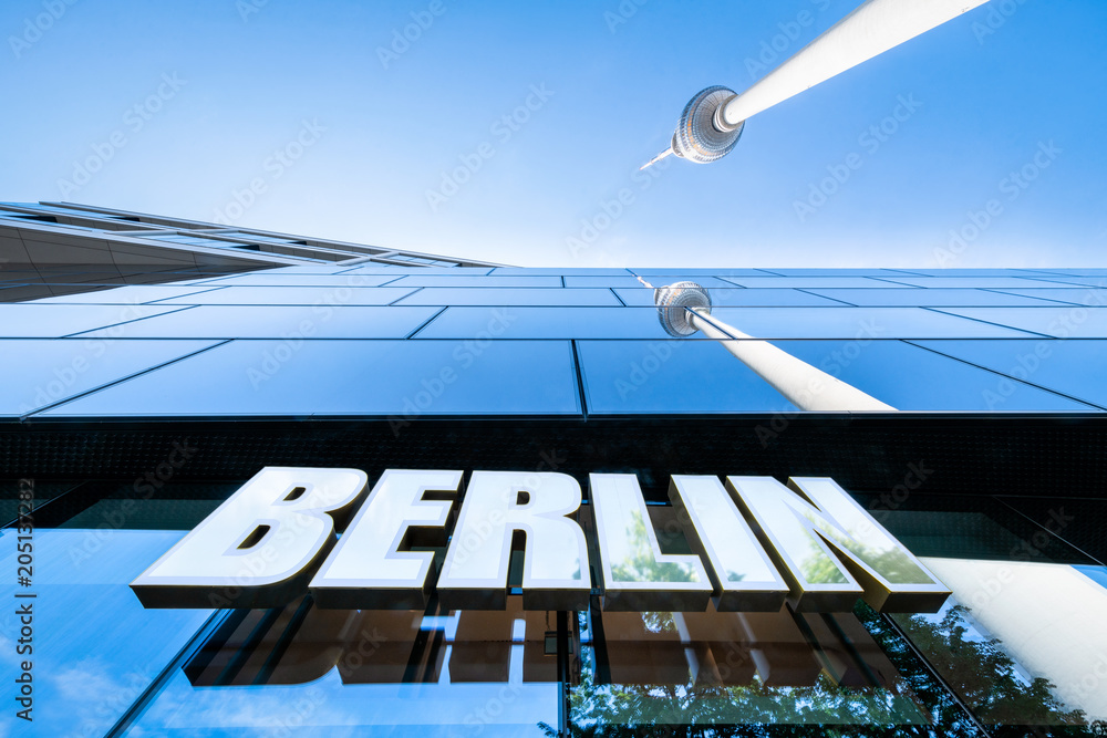 Obraz premium Wieża telewizyjna w Berlinie przy Alexanderplatz, Berlin Mitte, Niemcy