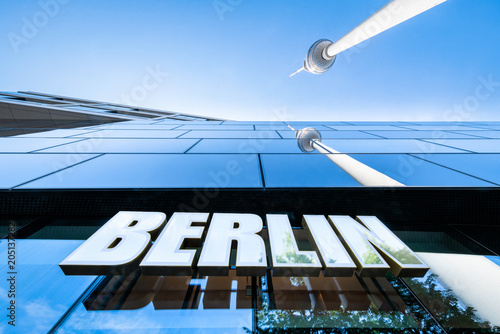 Der Berliner Fernsehturm am Alexanderplatz, Berlin Mitte, Deutschland