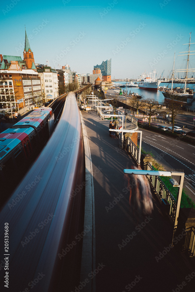 Obraz premium Train left the Landungsbrucken station in Hamburg, Germany. Train trail due to Long exposure