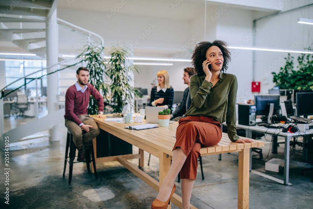 Obraz premium Constantly connected, even during meetings