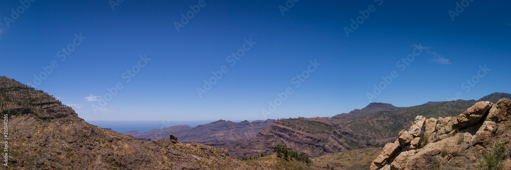 Fototapeta premium Aussicht vom Cruz de San Antonio auf Gran Canaria über die Berge zum Meer