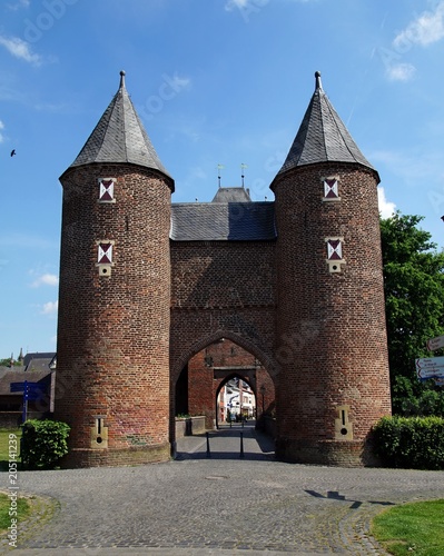 Das Klever Tor in Xanten, ein beeindruckendes dreistöckiges Stadttor aus dem 14. Jahrhundert photo