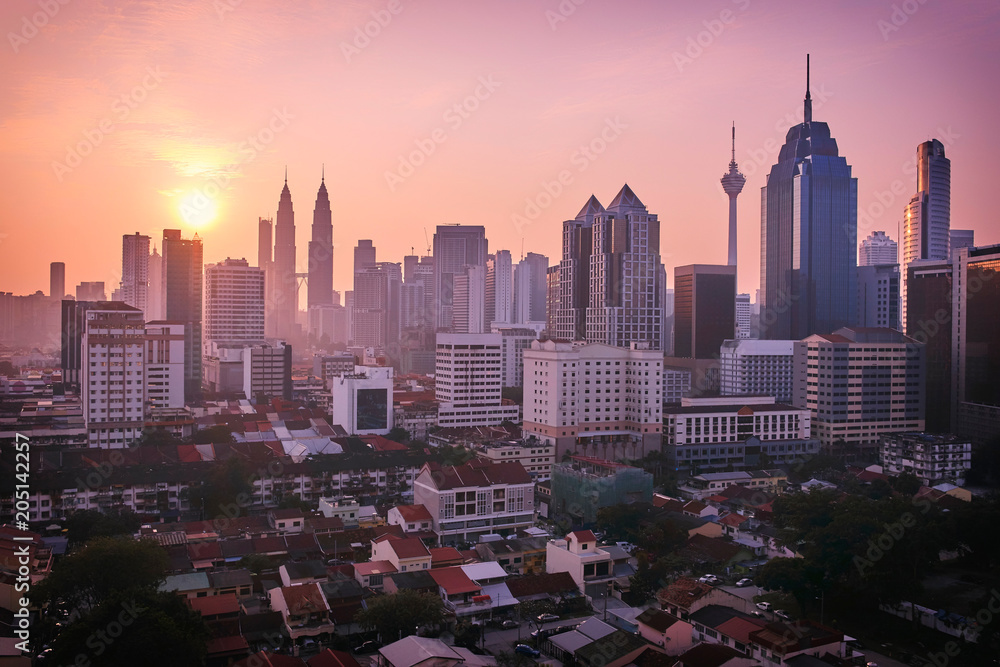 Obraz premium Beautiful sunrise landscape of aerial Kuala Lumpur skyline, Malaysia