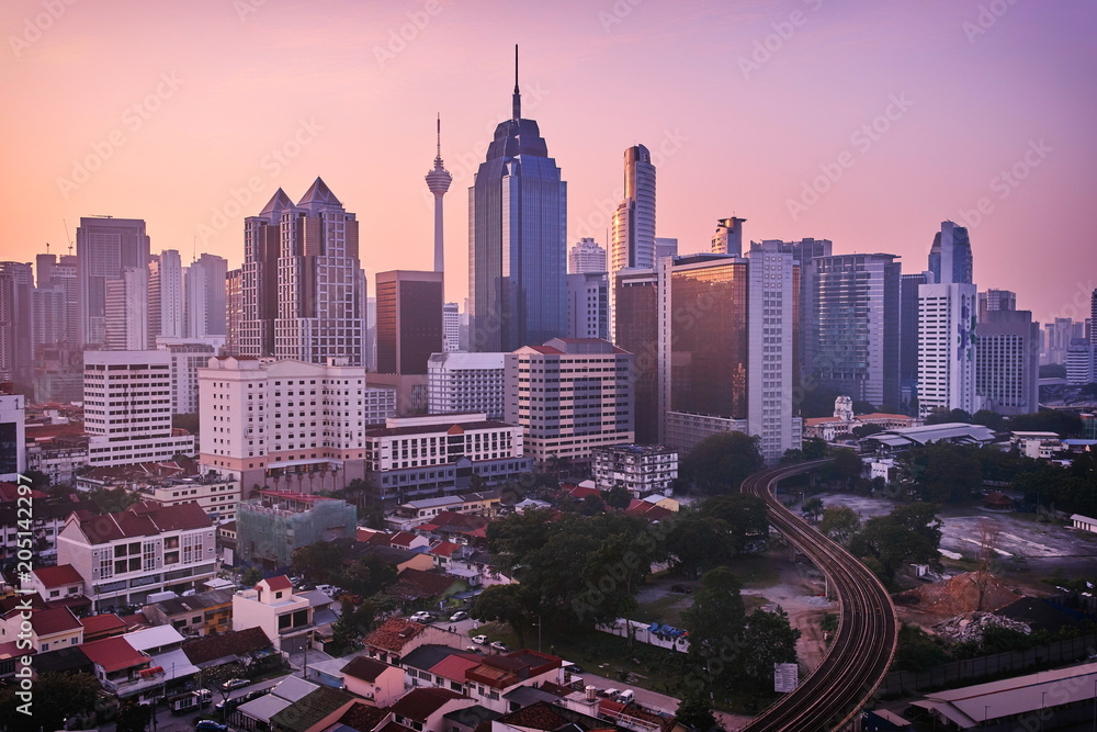 Obraz premium Beautiful sunrise landscape of aerial Kuala Lumpur skyline, Malaysia