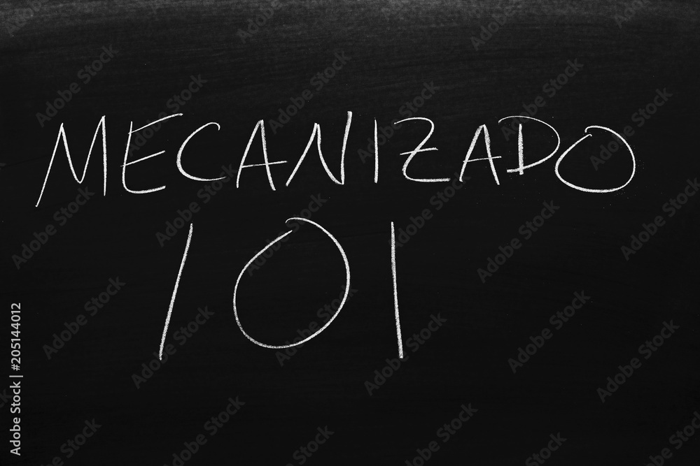 Obraz premium The words Mecanizado 101 on a blackboard in chalk. Translation: Machining 101