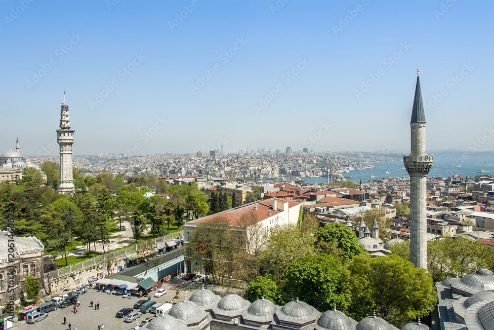 Obraz premium Istanbul, Turkey, 22 May 2006: Beyazit Tower
