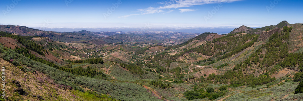 Aussicht über die Berge auf der Kanarischen Insel Gran Canaria Aussicht über die Berge auf der Kanarischen Insel Gran Canaria