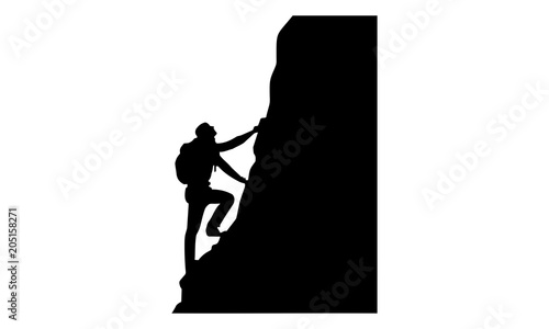 Fotografija male silhouette image climbing rock cliffs