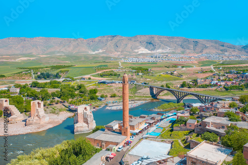 Foto Panorama of the city of Hasankeyf in eastern Turkey - Tigris river