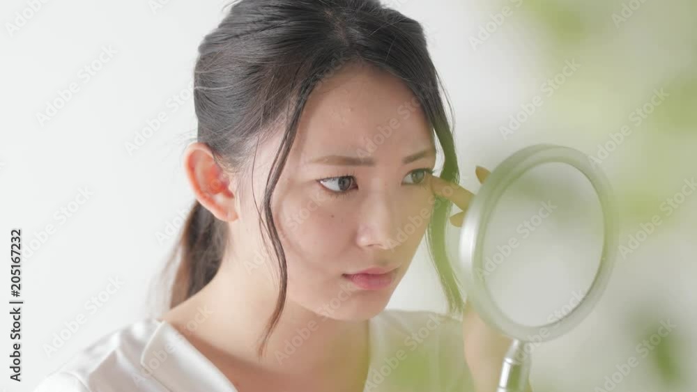 スキンケア ・悩む女性・4K