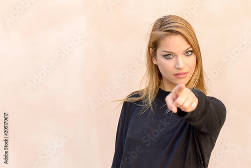 Foto Smiling friendly woman pointing at the camera