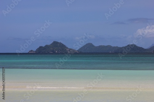 plage avec eaux turquoises aux seychelles © Arnaud