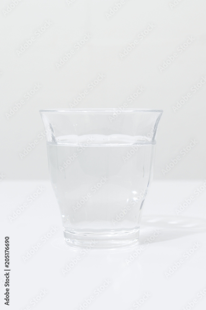 グラスの水 グラスの水
