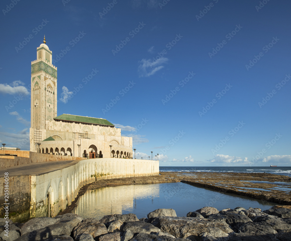 Fototapeta premium view to mosque of Hassan II with sunlight and sea waterloo in Casablanca in Morocco