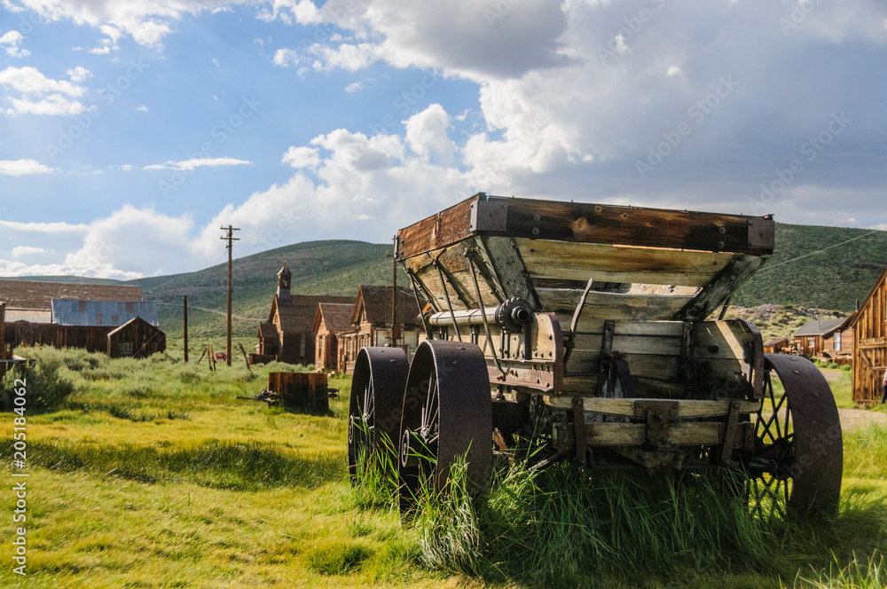 Naklejka premium An old wooden wagon with rusty iron wheels in the the American Ghost town of Bodie.