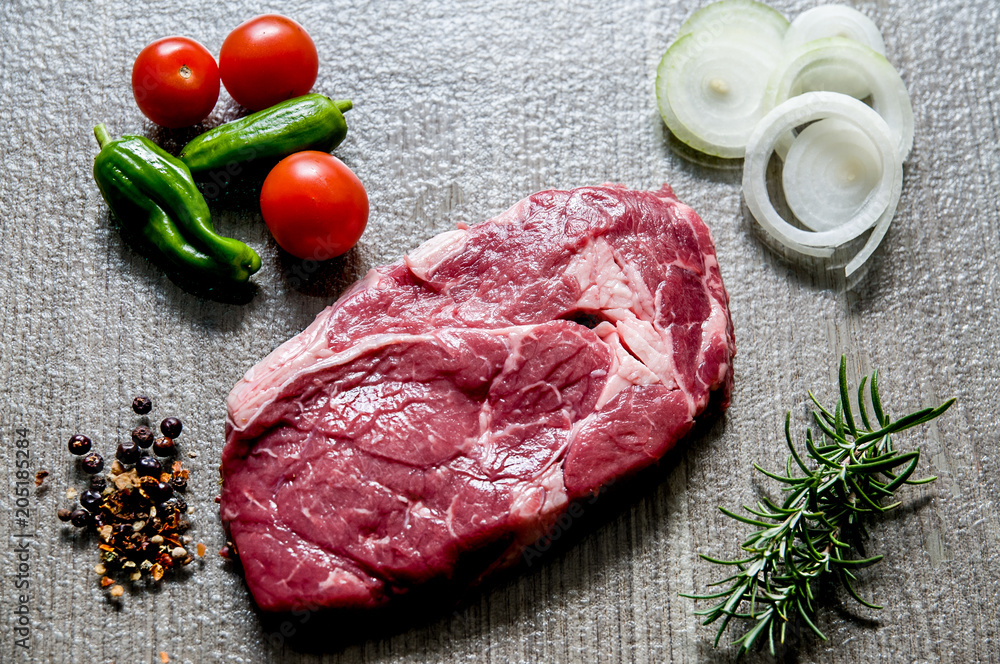 Rohes Steak mit Gemüse und Gewürze Rohes Steak mit Gemüse und Gewürze
