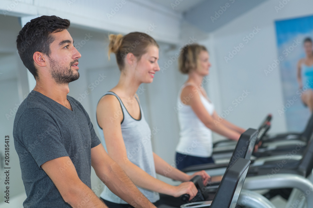 people training in gym with people