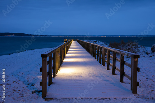 Europa  Deutschland   Schleswig-Holstein  L  becker Bucht  Timmendorfer Strand  Niendorf Ostsee  Holzsteg  beleuchtet  Schnee  Blaue Stunde