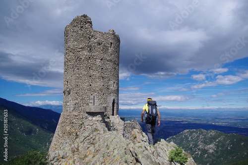 Randonneur homme en montagne avec sac jaune Tour Massane