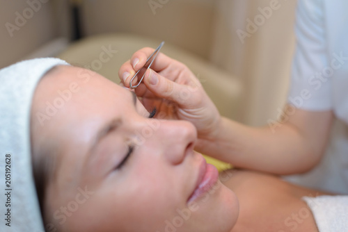 shaping the eyebrows