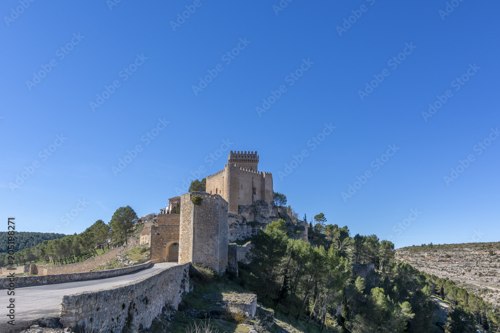 Castillo de la villa de Alarcon en la provincia de Cuenca España en un día soleado de invierno