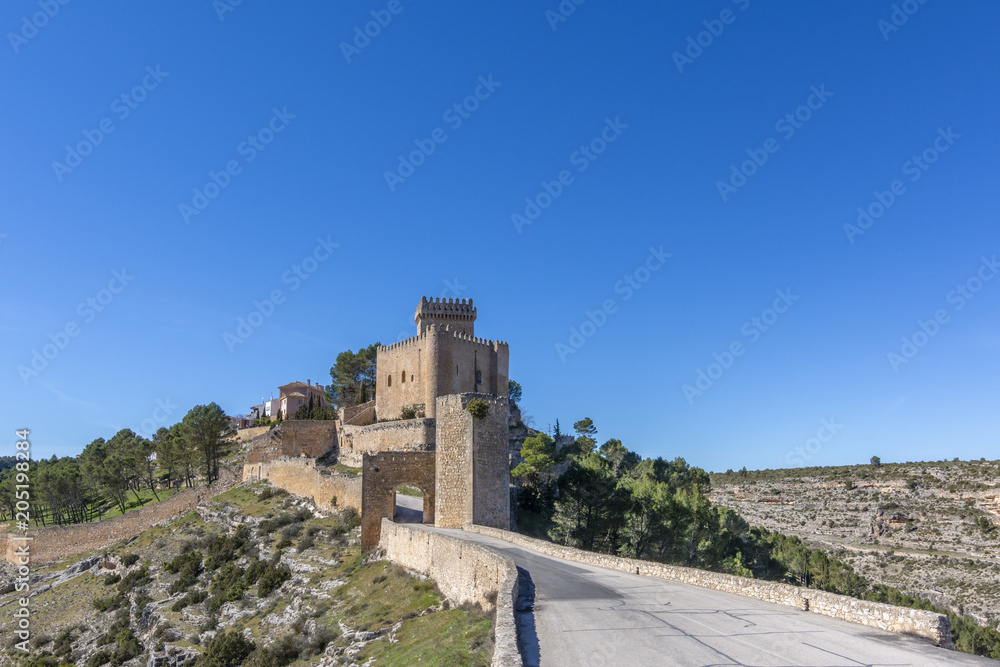 Castillo de la villa de Alarcon en la provincia de Cuenca España en un día soleado de invierno