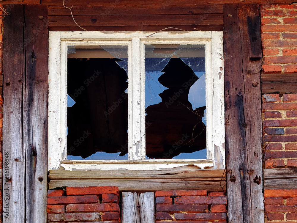 Fenster kaputt – Stock-Foto | Adobe Stock