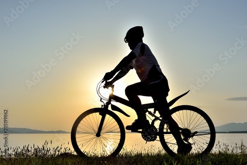 夕日の湖畔・マウンテンバイク