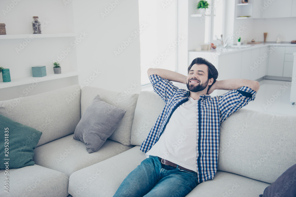 Φωτογραφία Portrait of positive cheerful single man with stubble in jeans shirt sitting on
