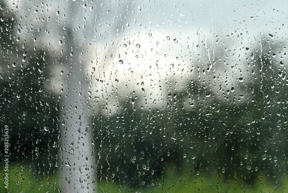 Regentropfen an Fensterscheibe zeigen schlechtes Wetter Regentropfen an Fensterscheibe zeigen schlechtes Wetter