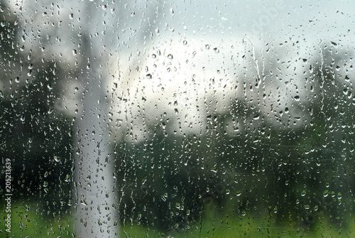 Regentropfen an Fensterscheibe zeigen schlechtes Wetter