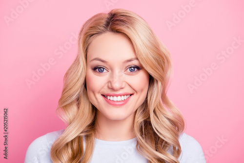 Foto Portrait of pretty cute girl in casual outfit with modern hairdo big eyes beamin