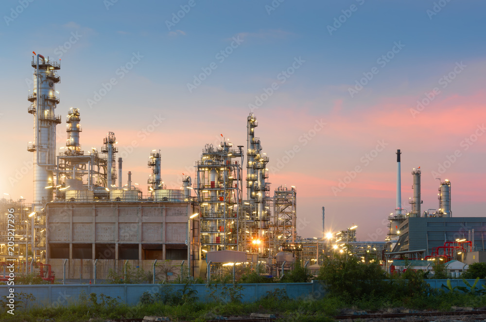 Fototapeta premium Oil Refinery factory at twilight