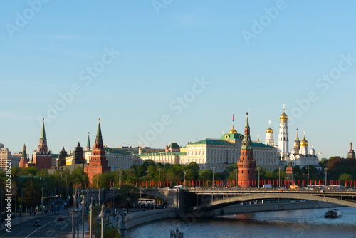 Blick auf den Kreml und Palast über den Fluss Moskwa von der Brücke Patriarshiy Most, Moskau, Russische Förderation