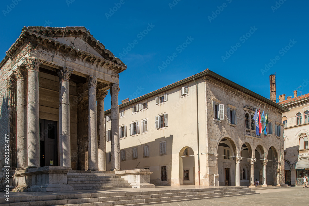 Forum mit Augustus-Tempel in Pula