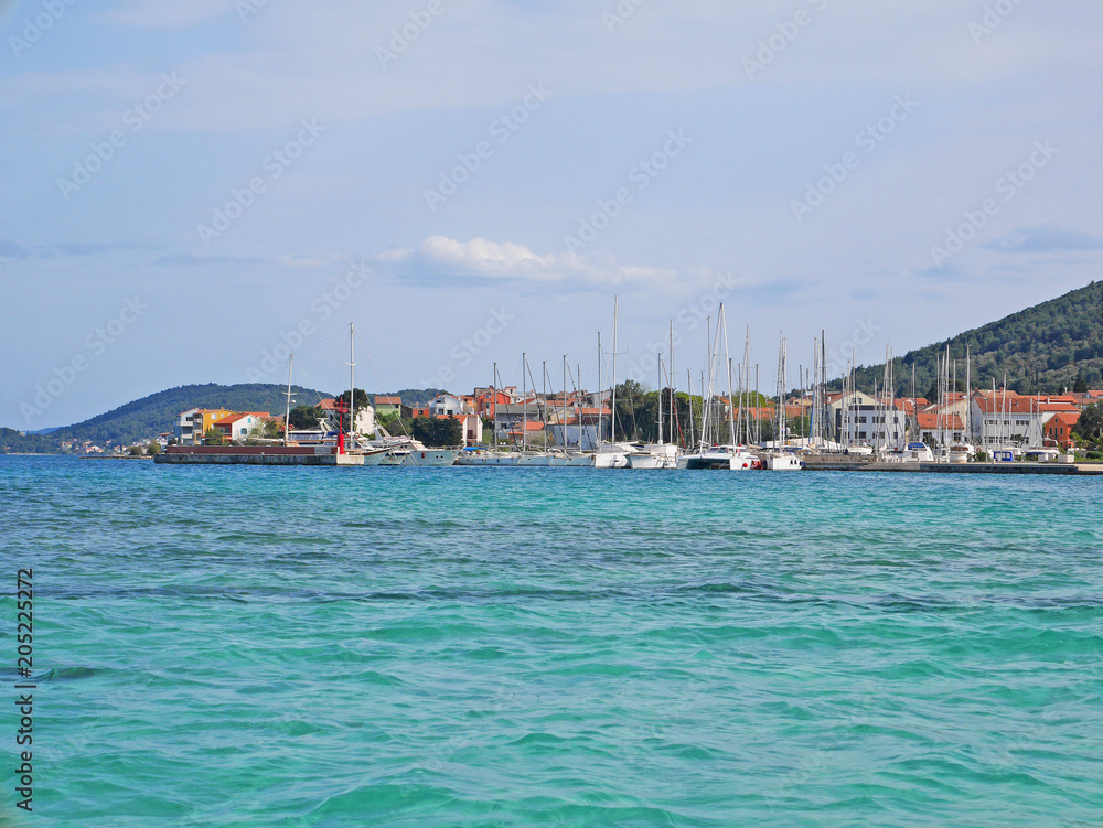 Marina port z łódkami na Chorwacji