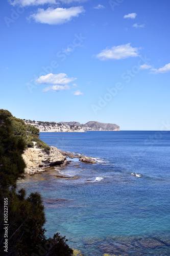 Hermosas vistas de los acantilados y la costa mediterránea de España