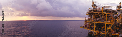 Fotografi Offshore oil and gas rig platform with beautiful sunset time with storm of cloud