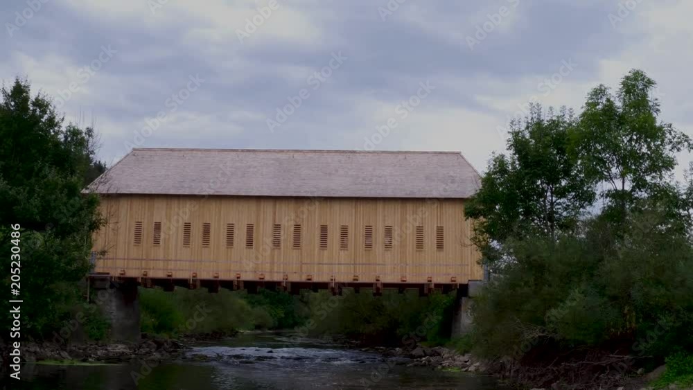 Drohnenflug über einen Bach Drohnenflug über einen Bach