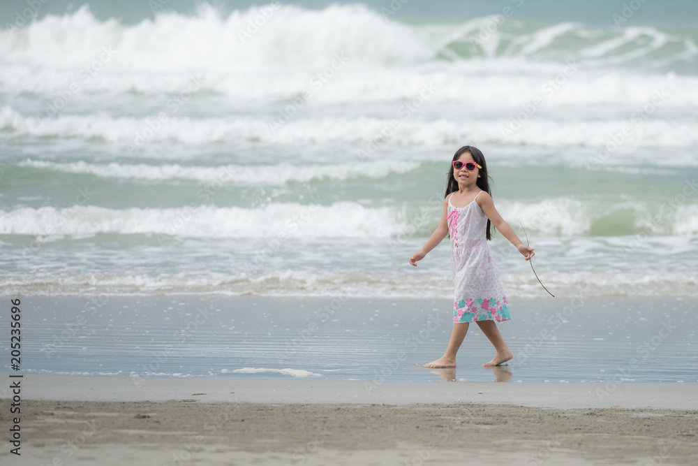 Fototapeta premium Children walking on the beach