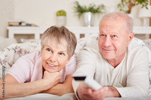 Senioren Paar entspannt beim Fernsehen