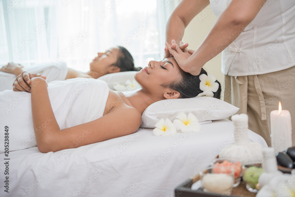 Obraz premium young woman getting spa treatment at beauty salon. spa face massage. facial beauty treatment. spa salon.