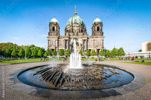 Touristen im Lustgarten vor dem Berliner Dom, Museumsinsel, Berlin, Deutschland