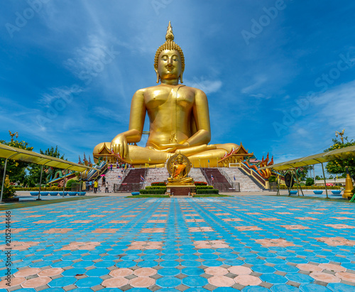Slika na platnu Huge golden buddha sculpture in Thailand