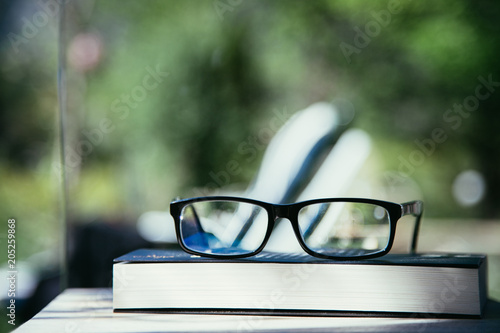 Brille auf Gartentisch, draußen, Intelligenz, Textfreiraum