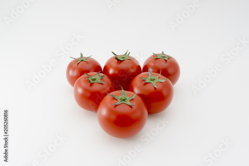 白バックのトマト 