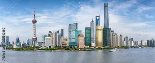 Panoramasicht auf die Skyline von Shanghai in China an einem sonnigen Tag