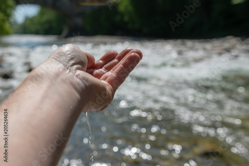 Wasser in der Hand- Tropfendes Wasser am Fluss © Tobias